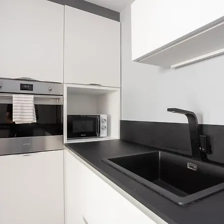 Quiet 2br Near Marina Metro Workspace