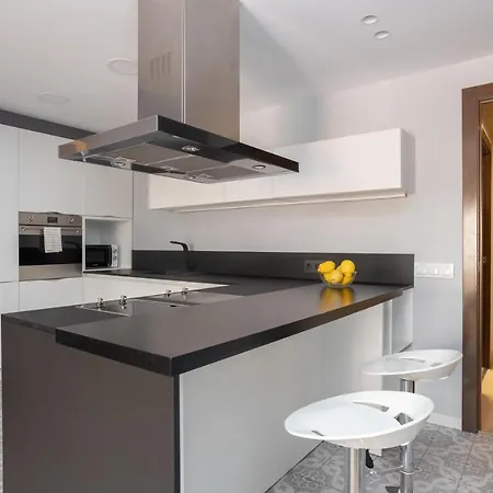 Sunny Beachside Haven 2 Bd In The Marina District Barcelona
